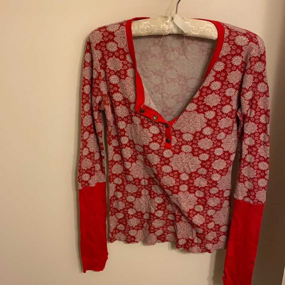 Like new, great for layering, top with thumb holes
